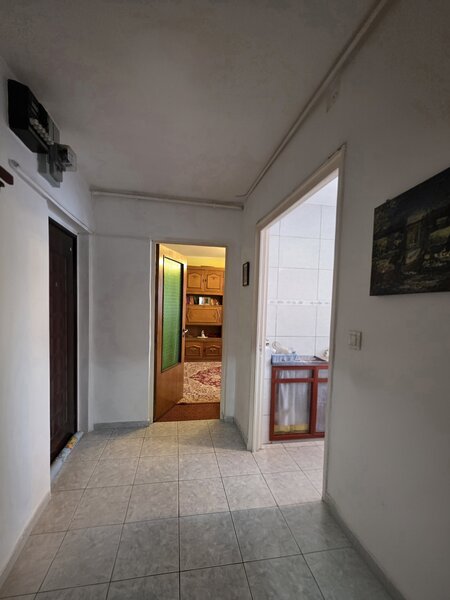 Piata Trapezului, 1 minut metrou,