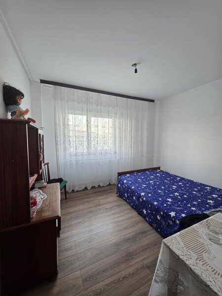 Piata Trapezului, 1 minut metrou,