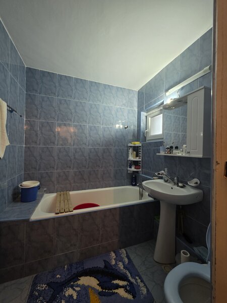 Piata Trapezului, 1 minut metrou,