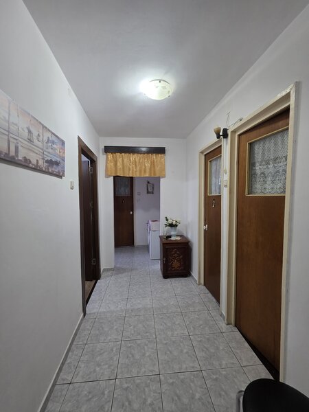 Piata Trapezului, 1 minut metrou,