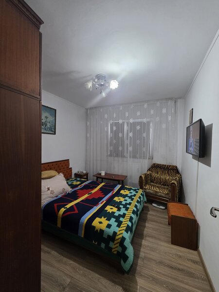 Piata Trapezului, 1 minut metrou,